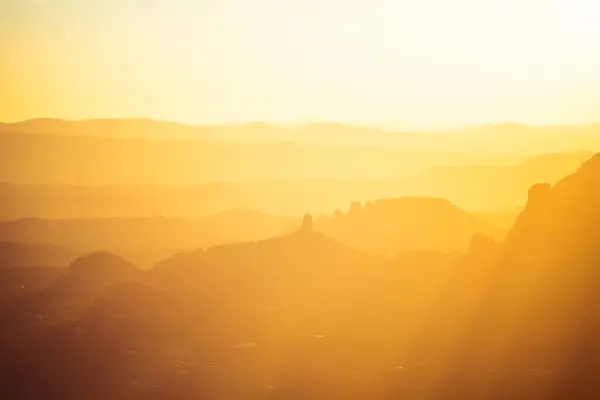 Drammatico Tramonto Sulle Montagne Sedona Arizona Con Strati Montagne Lontananza — Foto Stock