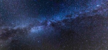 Samanyolu 'nun galaktik bulutu gökyüzüne ve evrenin yıldızlarına yayılıyor..