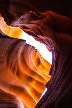 Arizona 'daki Antilop Kanyonu' nun çeşitli renklerde kumtaşı oluşumlarının ayrıntıları..