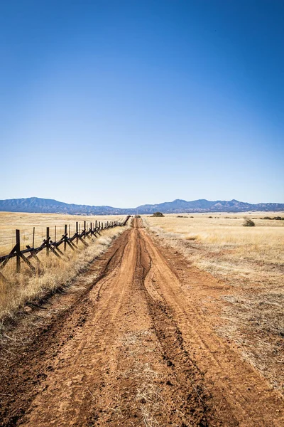 Ein Einsamer Feldweg Durch Das Grasland Entlang Der Grenze Zwischen — Stockfoto