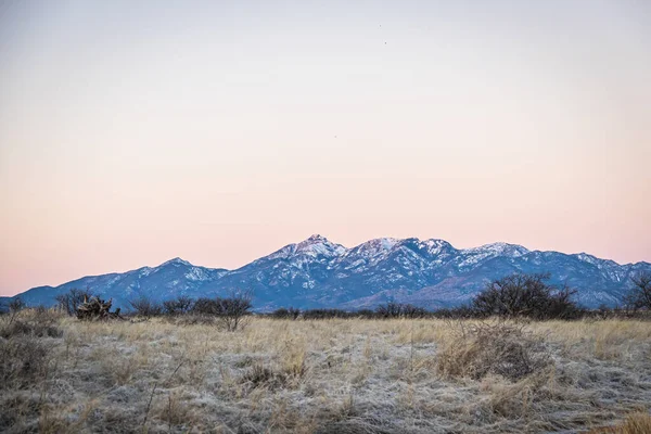Abgelegene Bergkette Mit Grasbewachsenen Hügeln Vordergrund Arizona — Stockfoto