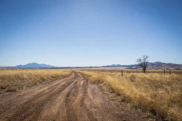Dirt Road Leading Distance Mountains Horizon Clear Blue Sky — Stockfoto