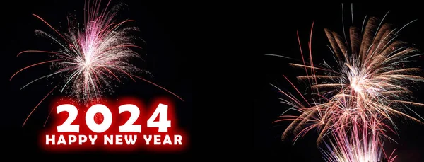 横幅2024新年快乐 烟花点缀在黑色背景上 — 图库照片