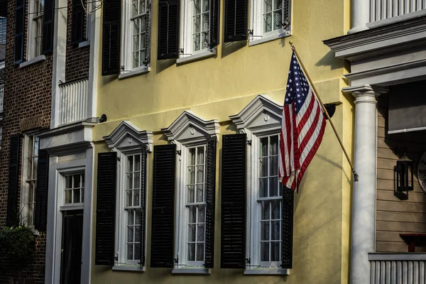 Una Bandiera Americana Appesa Fuori Una Casa Epoca Coloniale Charleston — Foto Stock