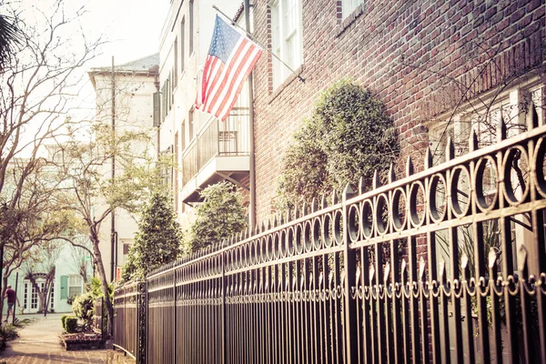 Una Bandiera Americana Appesa Fuori Una Casa Epoca Coloniale Nella — Foto Stock