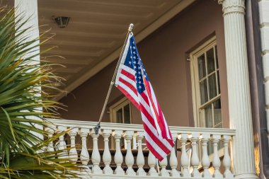 Sömürge döneminden kalma bir evin önünde sabah vakti asılı duran bir Amerikan Bayrağı..