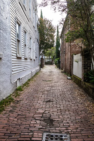 Looking Alley Brick Surface Ambient Light Cloudy Skies — Stock Photo, Image