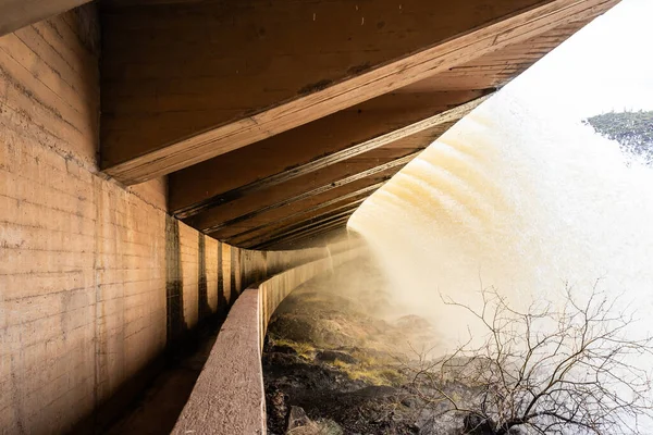 Uma Barragem Com Seus Portões Inundação Abertos Grande Volume Água — Fotografia de Stock