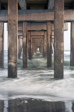 Pilonların tekrarı, bir rıhtımın altında, akşamları uzun pozlarla..