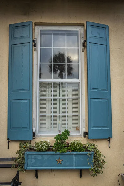 Primo Piano Delle Finestre Colori Una Casa Coloniale Charleston Carolina — Foto Stock