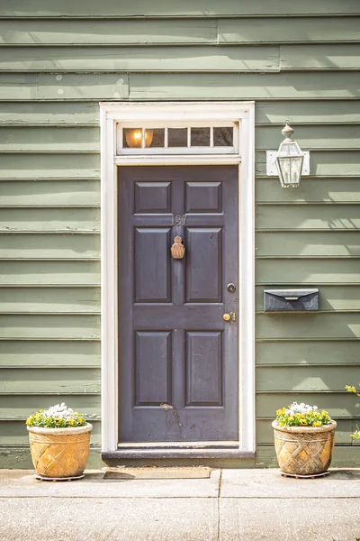 Ένα Αποικιακό Στυλ Μπροστινή Πόρτα Ένα Πράσινο Σπίτι Στο Φως Φωτογραφία Αρχείου