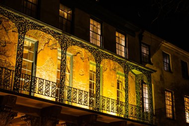 Geceleri tuğla bir binanın yanması ona karanlıkta perili bir görünüm veriyor..