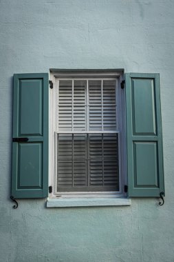 Güney Carolina, Charleston 'da bir sömürge döneminin renkli pencerelerini kapatın.