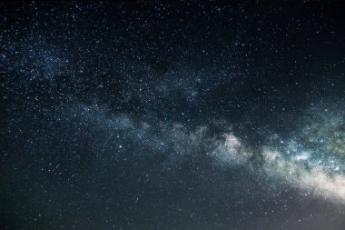 Samanyolu Çekirdeği parlayan mavi bir ışıkta bir sürü yıldızla.