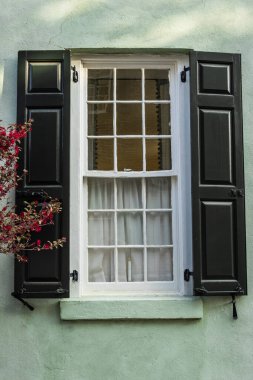Güney Carolina, Charleston 'da bir sömürge döneminin renkli pencerelerini kapatın.