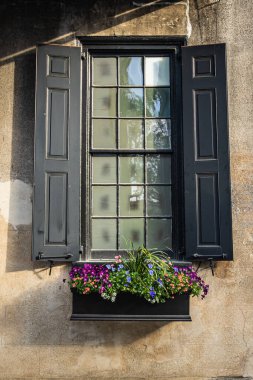Güney Carolina, Charleston 'da bir sömürge döneminin renkli pencerelerini kapatın.