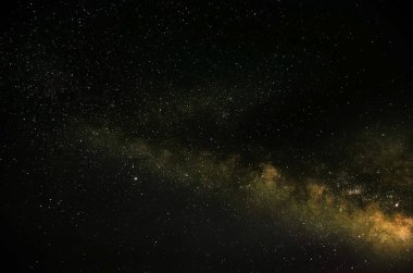 Samanyolu galaksisinin çekirdeği gece gökyüzünde doğal renklerde..