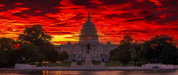 美国国会大厦的全景图像 大写字母在晨光下反射池中 — 图库照片