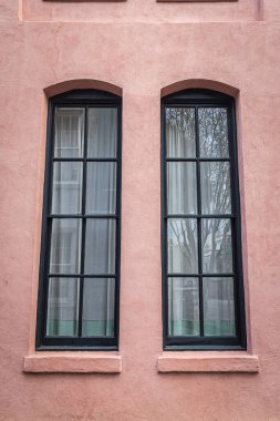 Güney Carolina, Charleston 'da bir sömürge döneminin renkli pencerelerini kapatın.