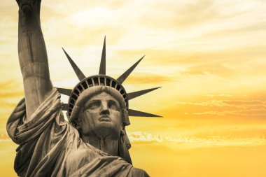 Gökyüzü dramatik bir şekilde Özgürlük Kanununa bakıyor..