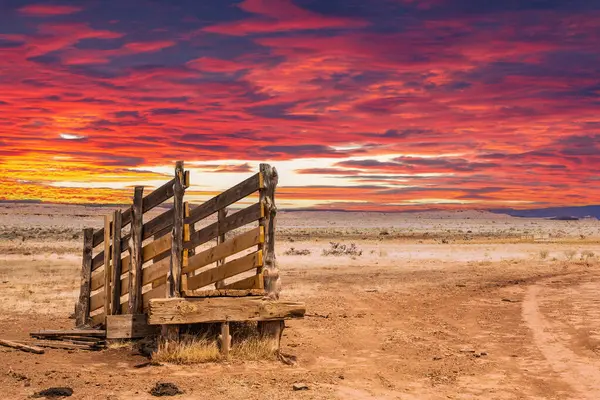 Старый Загон Заброшенный Пустыне Аризоны Голубым Небом Яркими Красочными Облаками — стоковое фото