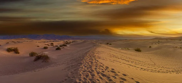 Следы Песчаных Дюнах Национального Парка Долина Смерти Рассвете — стоковое фото