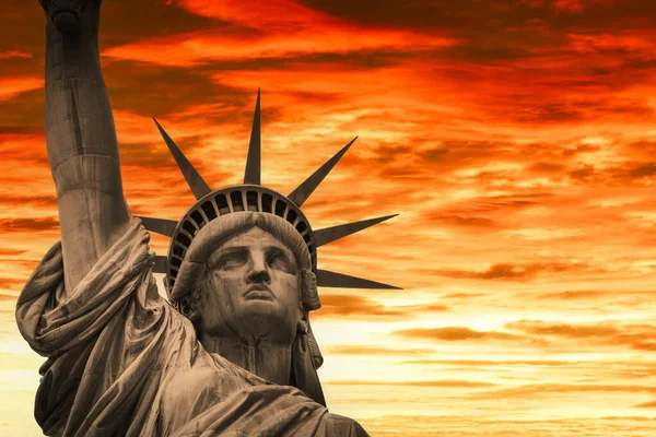 Looking Statute Liberty Dramatic Sky — Stock Photo, Image