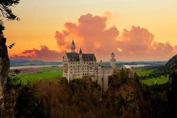 Новейший Замок Баварских Альпах Германии Вечером Драматичным Небом — стоковое фото