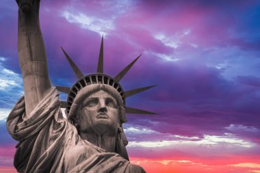 Gökyüzü dramatik bir şekilde Özgürlük Kanununa bakıyor..