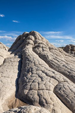 Arizona 'daki Vermillion Cliffs Ulusal Anıtı' ndaki eşsiz, desenli beyaz kaya oluşumunun zirvesi..