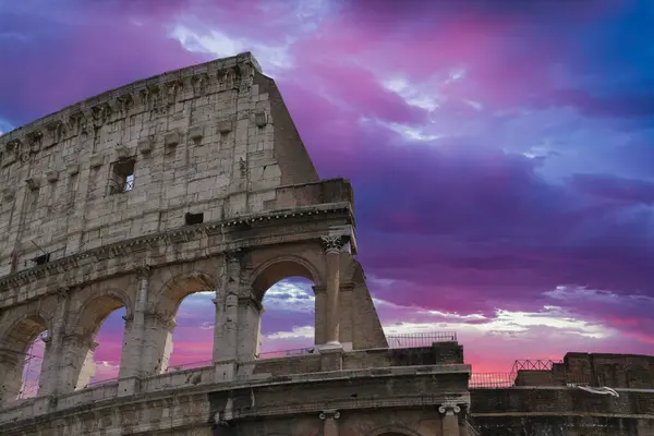Abendbild Des Römischen Kolosseums Mit Buntem Abendhimmel — Stockfoto
