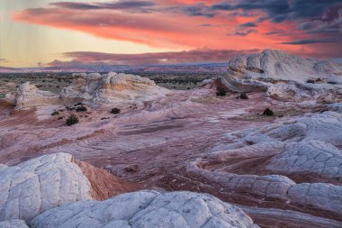 Vermillion Cliffs Ulusal Anıtı 'ndaki Ak Cepte kara oluşumları Arizona' da dramatik bir akşam gökyüzü ile.