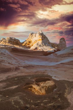 Vermillion Cliffs Ulusal Anıtı 'ndaki Ak Cepte kara oluşumları Arizona' da dramatik bir akşam gökyüzü ile.