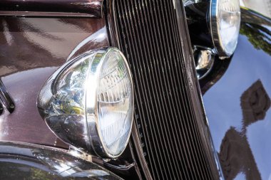 Parlak, eski, klasik bir arabanın doğal ışıkta yakın detayı..