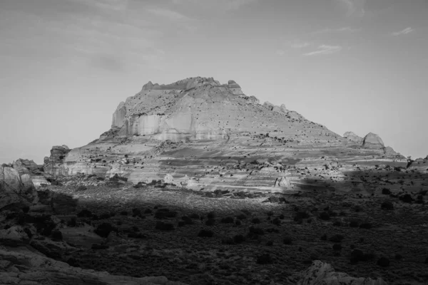 亚利桑那州Vermillion悬崖国家纪念碑中一个独特的 纹理状的白色岩层的峰顶 — 图库照片