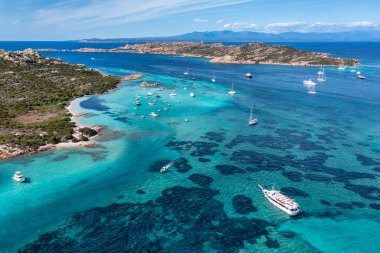 İtalya, Sardunya 'daki La Maddalena Takımadasındaki adaların ve turist teknelerinin hava manzarası.