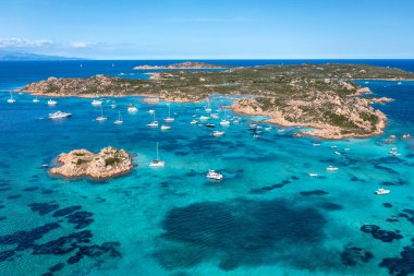 İtalya, Sardunya 'daki La Maddalena Takımadasındaki adaların ve turist teknelerinin hava manzarası.