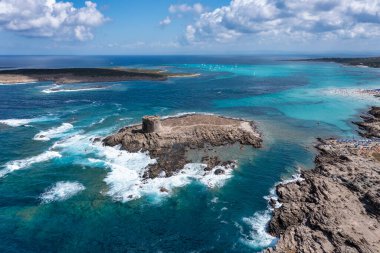 Torre della Pelosa 'nın hava görüntüsü, İtalya' nın kuzeybatısındaki Stintino ve La Pelosa Sahili yakınlarındaki 16. yüzyıl gözlem kulesi..