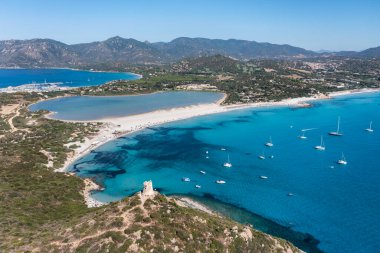 Spiaggia di Porto Giunco 'nun havadan görünüşü, 17. yüzyıl gözlem kulesi yakınlarındaki güzel bir koy, Porto Giunco' nun Aragonese Kulesi, Sardinya, İtalya