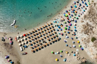 Sardunya 'nın popüler tatil beldesi Villasimius yakınlarındaki Punta Molentis Plajı' nın havadan görünüşü..