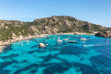 Cala Corsara ile Spargi Adası 'nın havadan görünüşü, İtalya' nın başkenti La Maddalena Archipelago Sardinia 'da turkuaz bir suyla yıkanan beyaz bir kumsal..