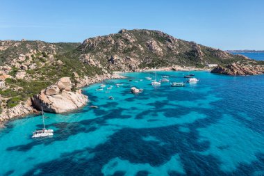 Cala Corsara ile Spargi Adası 'nın havadan görünüşü, La Maddalena Takımadası, Sardinya, İtalya' da turkuaz bir suyla yıkanan beyaz bir kumsal..