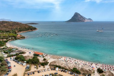 İtalya 'nın Sardinya kentindeki Porto San Paolo plajından dik kireçtaşı ve granit uçurumların havadan görünüşü.