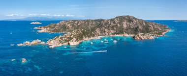La Maddalena Takımadasındaki Spargi Adası 'nın havadan panoramik manzarası, Sardunya, İtalya.