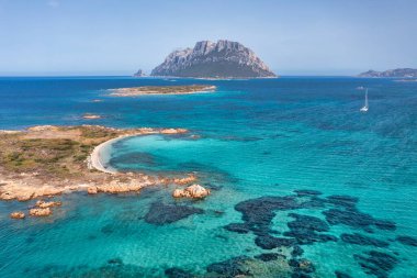 İtalya 'nın Sardunya kentindeki temiz ve turkuaz bir denizle çevrili Tavolara Adası' nın havadan görünüşü.