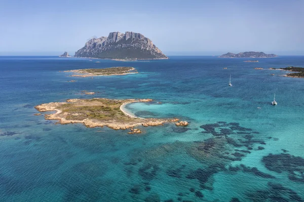 Повітряний Вид Острова Таволара Оточений Ясним Бірюзовим Морем Сардинії Італія — стокове фото