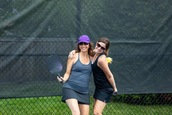Two Pickleball Players Posing Paddles Court Summer Stockfoto