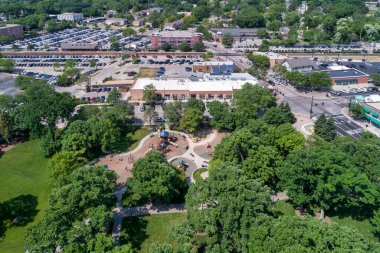 Northbrook, IL 'de mağazaları ve banliyö treni olan bir iş bölgesine yakın bir oyun parkı ve park manzarası..