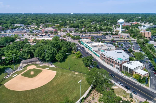 Letecký Pohled Baseballové Hřiště Blízkosti Příměstské Obchodní Čtvrti Během Léta — Stock fotografie