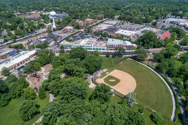 Letecký Pohled Baseballové Hřiště Blízkosti Příměstské Obchodní Čtvrti Během Léta — Stock fotografie